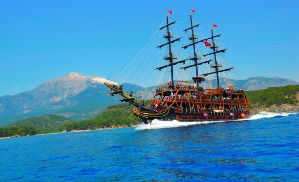 DJ EŞLİĞİNDE YÜZME KÖPÜK PARTİ TURU